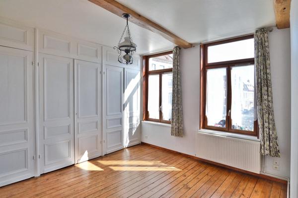 Immeuble mitoyen 124 m2 en très bon état général, appartement une chambre, deux bureaux et un local professionnel ou futur commerce