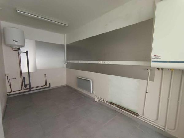 Immeuble mitoyen 124 m2 en très bon état général, appartement une chambre, deux bureaux et un local professionnel ou futur commerce