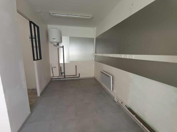 Immeuble mitoyen 124 m2 en très bon état général, appartement une chambre, deux bureaux et un local professionnel ou futur commerce