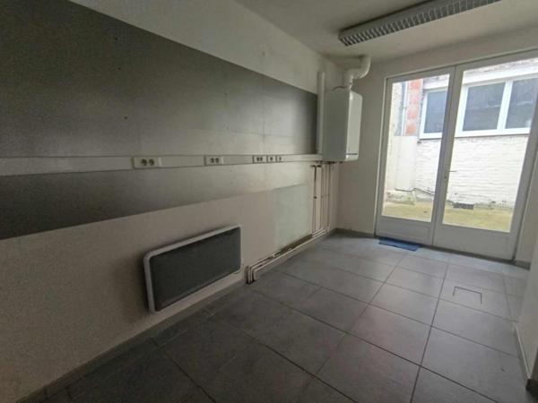 Immeuble mitoyen 124 m2 en très bon état général, appartement une chambre, deux bureaux et un local professionnel ou futur commerce