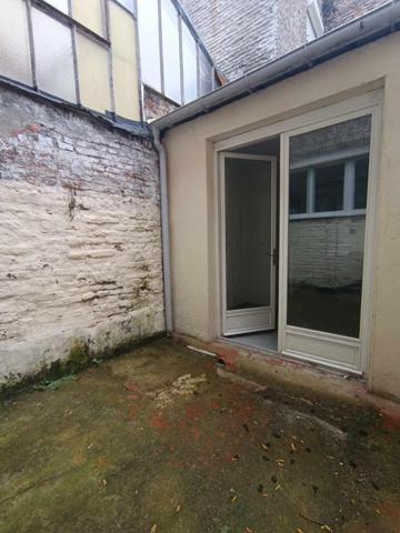 Immeuble mitoyen 124 m2 en très bon état général, appartement une chambre, deux bureaux et un local professionnel ou futur commerce