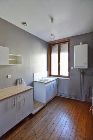 Immeuble mitoyen 124 m2 en très bon état général, appartement une chambre, deux bureaux et un local professionnel ou futur commerce