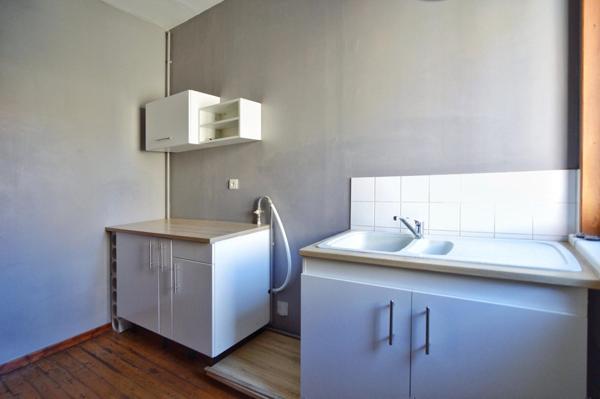 Immeuble mitoyen 124 m2 en très bon état général, appartement une chambre, deux bureaux et un local professionnel ou futur commerce