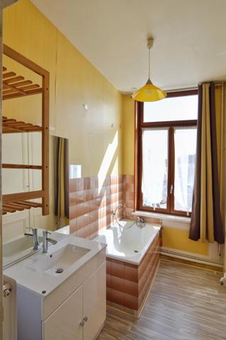 Immeuble mitoyen 124 m2 en très bon état général, appartement une chambre, deux bureaux et un local professionnel ou futur commerce