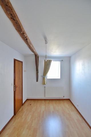 Immeuble mitoyen 124 m2 en très bon état général, appartement une chambre, deux bureaux et un local professionnel ou futur commerce