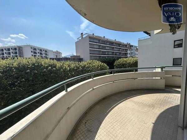 Appartement à louer 3 pièces 83.65m² Chambéry (73000)