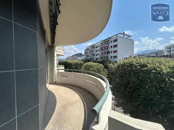 Appartement à louer 3 pièces 83.65m² Chambéry (73000)