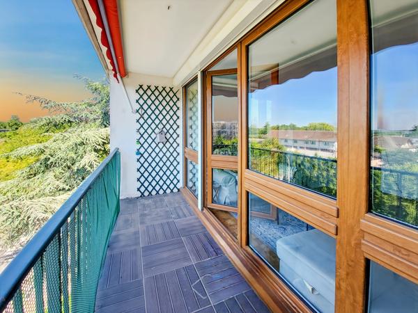 Appartement F5 traversant de 100 m2 utiles + CAVE + PARKING + 2 BALCONS au 3 ème et dernier étage