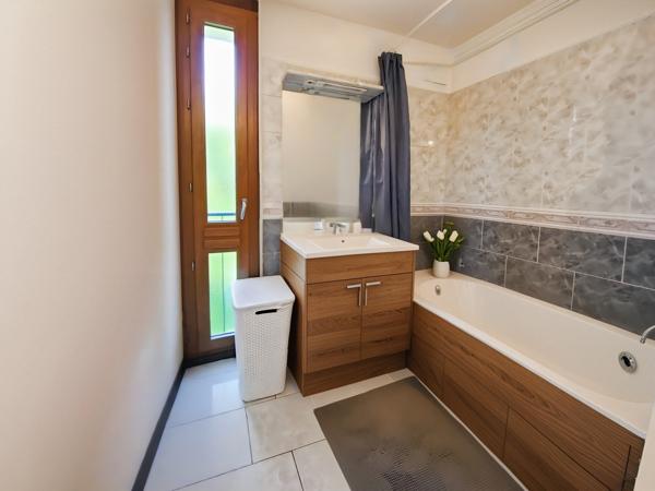 Appartement F5 traversant de 100 m2 utiles + CAVE + PARKING + 2 BALCONS au 3 ème et dernier étage