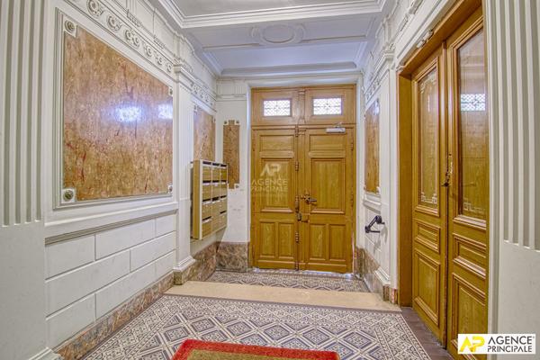 Versailles Notre-Dame Appartement 4 pièces 86 m² carrez situé au 1er étage avec ascenseur, chambre de service de 15m² carrez en supplément et cave €998 000 ** - Référence 25556