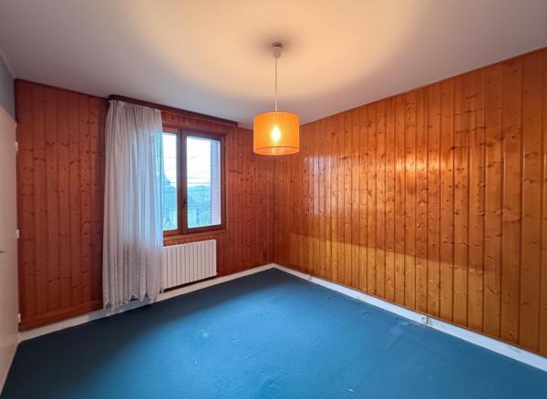 Cantebonne – Maison mitoyenne d’un côté avec jardin