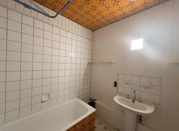 Cantebonne – Maison mitoyenne d’un côté avec jardin