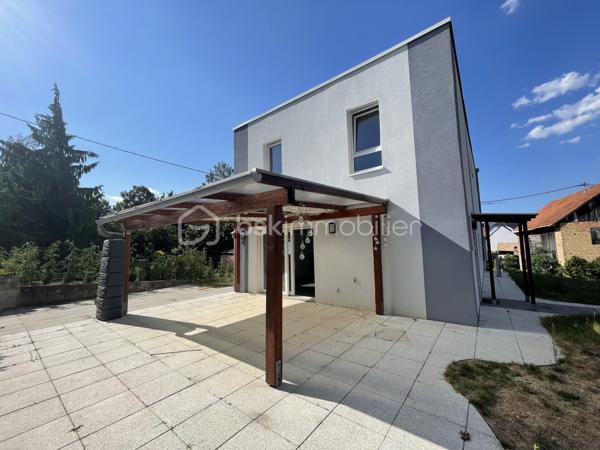 ✨ Exclusivité ✨

Nichée sur la commune de Westhouse-Marmoutier, venez découvrir cette maison contemporaine à toit plat de 107 m², construite en 2016 sur un terrain de 493 m², offrant un cadre de vie paisible et agréable.

🏠 Caractéristiques principales :

Le rez-de-chaussée se compose d'une vaste pièce de vie baignée de lumière, ouverte sur une cuisine entièrement équipée, ainsi que d'un WC indépendant. Vous profiterez également d'un accès direct à une terrasse, en partie couverte par une pergola, idéale pour profiter pleinement des beaux jours.

À l'étage, un dégagement dessert 4 chambres ainsi qu'une salle de bains équipée d'une douche à l'italienne, d'une baignoire et d'un WC.

Grand garage double avec portes sectionnelles motorisées.
Menuiseries PVC double vitrage avec volets roulants motorisés.
Poêle à pellets et radiateurs électriques.
Pré-équipement pour l'installation d'un chauffage au sol.

📍 Situation géographique :

À 8 minutes de Wasselonne, 10 minutes de Marmoutier, 15 minutes de Saverne, 25 minutes de Molsheim et 40 minutes de Strasbourg et d'Obernai.