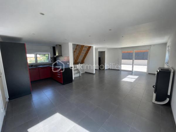 ✨ Exclusivité ✨

Nichée sur la commune de Westhouse-Marmoutier, venez découvrir cette maison contemporaine à toit plat de 107 m², construite en 2016 sur un terrain de 493 m², offrant un cadre de vie paisible et agréable.

🏠 Caractéristiques principales :

Le rez-de-chaussée se compose d'une vaste pièce de vie baignée de lumière, ouverte sur une cuisine entièrement équipée, ainsi que d'un WC indépendant. Vous profiterez également d'un accès direct à une terrasse, en partie couverte par une pergola, idéale pour profiter pleinement des beaux jours.

À l'étage, un dégagement dessert 4 chambres ainsi qu'une salle de bains équipée d'une douche à l'italienne, d'une baignoire et d'un WC.

Grand garage double avec portes sectionnelles motorisées.
Menuiseries PVC double vitrage avec volets roulants motorisés.
Poêle à pellets et radiateurs électriques.
Pré-équipement pour l'installation d'un chauffage au sol.

📍 Situation géographique :

À 8 minutes de Wasselonne, 10 minutes de Marmoutier, 15 minutes de Saverne, 25 minutes de Molsheim et 40 minutes de Strasbourg et d'Obernai.