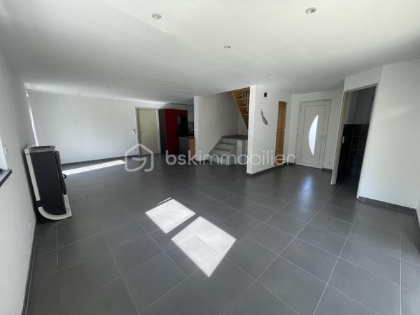 ✨ Exclusivité ✨

Nichée sur la commune de Westhouse-Marmoutier, venez découvrir cette maison contemporaine à toit plat de 107 m², construite en 2016 sur un terrain de 493 m², offrant un cadre de vie paisible et agréable.

🏠 Caractéristiques principales :

Le rez-de-chaussée se compose d'une vaste pièce de vie baignée de lumière, ouverte sur une cuisine entièrement équipée, ainsi que d'un WC indépendant. Vous profiterez également d'un accès direct à une terrasse, en partie couverte par une pergola, idéale pour profiter pleinement des beaux jours.

À l'étage, un dégagement dessert 4 chambres ainsi qu'une salle de bains équipée d'une douche à l'italienne, d'une baignoire et d'un WC.

Grand garage double avec portes sectionnelles motorisées.
Menuiseries PVC double vitrage avec volets roulants motorisés.
Poêle à pellets et radiateurs électriques.
Pré-équipement pour l'installation d'un chauffage au sol.

📍 Situation géographique :

À 8 minutes de Wasselonne, 10 minutes de Marmoutier, 15 minutes de Saverne, 25 minutes de Molsheim et 40 minutes de Strasbourg et d'Obernai.