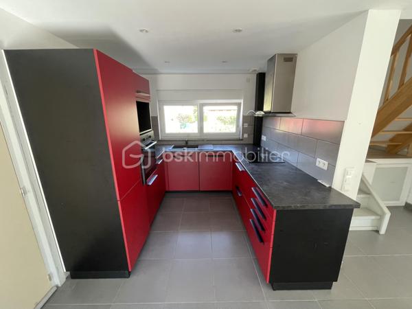 ✨ Exclusivité ✨

Nichée sur la commune de Westhouse-Marmoutier, venez découvrir cette maison contemporaine à toit plat de 107 m², construite en 2016 sur un terrain de 493 m², offrant un cadre de vie paisible et agréable.

🏠 Caractéristiques principales :

Le rez-de-chaussée se compose d'une vaste pièce de vie baignée de lumière, ouverte sur une cuisine entièrement équipée, ainsi que d'un WC indépendant. Vous profiterez également d'un accès direct à une terrasse, en partie couverte par une pergola, idéale pour profiter pleinement des beaux jours.

À l'étage, un dégagement dessert 4 chambres ainsi qu'une salle de bains équipée d'une douche à l'italienne, d'une baignoire et d'un WC.

Grand garage double avec portes sectionnelles motorisées.
Menuiseries PVC double vitrage avec volets roulants motorisés.
Poêle à pellets et radiateurs électriques.
Pré-équipement pour l'installation d'un chauffage au sol.

📍 Situation géographique :

À 8 minutes de Wasselonne, 10 minutes de Marmoutier, 15 minutes de Saverne, 25 minutes de Molsheim et 40 minutes de Strasbourg et d'Obernai.
