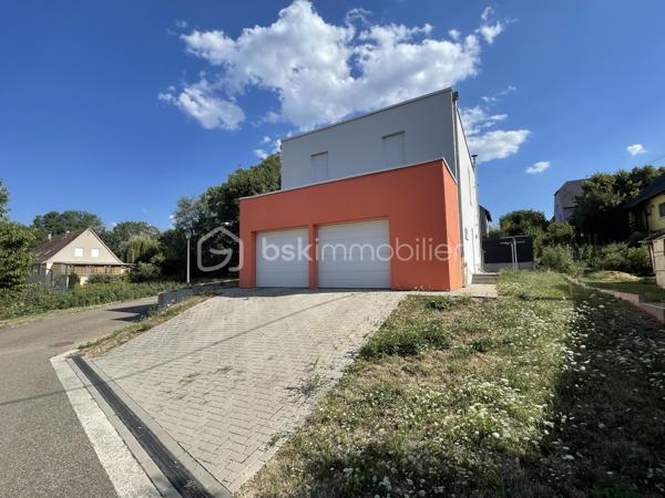 ✨ Exclusivité ✨

Nichée sur la commune de Westhouse-Marmoutier, venez découvrir cette maison contemporaine à toit plat de 107 m², construite en 2016 sur un terrain de 493 m², offrant un cadre de vie paisible et agréable.

🏠 Caractéristiques principales :

Le rez-de-chaussée se compose d'une vaste pièce de vie baignée de lumière, ouverte sur une cuisine entièrement équipée, ainsi que d'un WC indépendant. Vous profiterez également d'un accès direct à une terrasse, en partie couverte par une pergola, idéale pour profiter pleinement des beaux jours.

À l'étage, un dégagement dessert 4 chambres ainsi qu'une salle de bains équipée d'une douche à l'italienne, d'une baignoire et d'un WC.

Grand garage double avec portes sectionnelles motorisées.
Menuiseries PVC double vitrage avec volets roulants motorisés.
Poêle à pellets et radiateurs électriques.
Pré-équipement pour l'installation d'un chauffage au sol.

📍 Situation géographique :

À 8 minutes de Wasselonne, 10 minutes de Marmoutier, 15 minutes de Saverne, 25 minutes de Molsheim et 40 minutes de Strasbourg et d'Obernai.