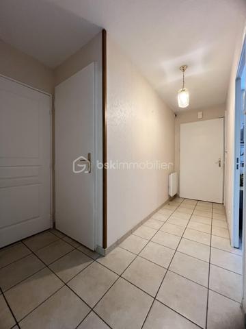 Située dans un environnement agréable et recherché, venez découvrir cette maison familiale offrant de beaux volumes et une distribution fonctionnelle, idéale pour accueillir une famille.
Au rez-de-chaussée, vous trouverez une entrée avec placard, une cuisine entièrement aménagée et équipée, un séjour lumineux ouvrant directement sur le jardin, parfait pour profiter des beaux jours. Un WC indépendant ainsi qu'un garage carrelé complètent ce niveau.
À l'extérieur, vous profiterez d'un agréable jardin clos avec cabanon de rangement.
À l'étage, un palier dessert 4 chambres, dont 3 avec placards intégrés et une bénéficiant d'un balcon. 
Vous disposerez également d'une salle d'eau avec douche ainsi que d'un second WC indépendant.
La maison bénéficie d'un emplacement pratique à proximité des écoles, commerces et services du quotidien. 
Plusieurs établissements scolaires sont facilement accessibles, de la maternelle au lycée.
Côté transports, Étampes dispose de nombreuses lignes de bus desservant la commune ainsi que la gare d'Étampes permettant de rejoindre Paris via le RER C.
Double vitrage
Taxe foncière d'environ 1890 euros
Contactez-moi dès aujourd'hui pour organiser une visite.