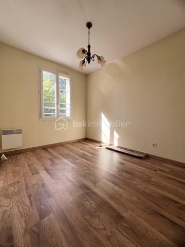 Située dans un environnement agréable et recherché, venez découvrir cette maison familiale offrant de beaux volumes et une distribution fonctionnelle, idéale pour accueillir une famille.
Au rez-de-chaussée, vous trouverez une entrée avec placard, une cuisine entièrement aménagée et équipée, un séjour lumineux ouvrant directement sur le jardin, parfait pour profiter des beaux jours. Un WC indépendant ainsi qu'un garage carrelé complètent ce niveau.
À l'extérieur, vous profiterez d'un agréable jardin clos avec cabanon de rangement.
À l'étage, un palier dessert 4 chambres, dont 3 avec placards intégrés et une bénéficiant d'un balcon. 
Vous disposerez également d'une salle d'eau avec douche ainsi que d'un second WC indépendant.
La maison bénéficie d'un emplacement pratique à proximité des écoles, commerces et services du quotidien. 
Plusieurs établissements scolaires sont facilement accessibles, de la maternelle au lycée.
Côté transports, Étampes dispose de nombreuses lignes de bus desservant la commune ainsi que la gare d'Étampes permettant de rejoindre Paris via le RER C.
Double vitrage
Taxe foncière d'environ 1890 euros
Contactez-moi dès aujourd'hui pour organiser une visite.