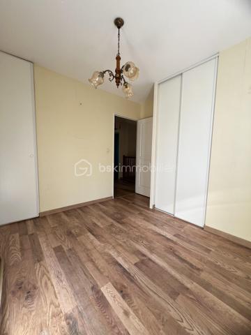 Située dans un environnement agréable et recherché, venez découvrir cette maison familiale offrant de beaux volumes et une distribution fonctionnelle, idéale pour accueillir une famille.
Au rez-de-chaussée, vous trouverez une entrée avec placard, une cuisine entièrement aménagée et équipée, un séjour lumineux ouvrant directement sur le jardin, parfait pour profiter des beaux jours. Un WC indépendant ainsi qu'un garage carrelé complètent ce niveau.
À l'extérieur, vous profiterez d'un agréable jardin clos avec cabanon de rangement.
À l'étage, un palier dessert 4 chambres, dont 3 avec placards intégrés et une bénéficiant d'un balcon. 
Vous disposerez également d'une salle d'eau avec douche ainsi que d'un second WC indépendant.
La maison bénéficie d'un emplacement pratique à proximité des écoles, commerces et services du quotidien. 
Plusieurs établissements scolaires sont facilement accessibles, de la maternelle au lycée.
Côté transports, Étampes dispose de nombreuses lignes de bus desservant la commune ainsi que la gare d'Étampes permettant de rejoindre Paris via le RER C.
Double vitrage
Taxe foncière d'environ 1890 euros
Contactez-moi dès aujourd'hui pour organiser une visite.