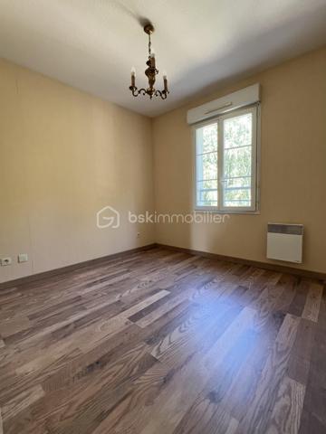 Située dans un environnement agréable et recherché, venez découvrir cette maison familiale offrant de beaux volumes et une distribution fonctionnelle, idéale pour accueillir une famille.
Au rez-de-chaussée, vous trouverez une entrée avec placard, une cuisine entièrement aménagée et équipée, un séjour lumineux ouvrant directement sur le jardin, parfait pour profiter des beaux jours. Un WC indépendant ainsi qu'un garage carrelé complètent ce niveau.
À l'extérieur, vous profiterez d'un agréable jardin clos avec cabanon de rangement.
À l'étage, un palier dessert 4 chambres, dont 3 avec placards intégrés et une bénéficiant d'un balcon. 
Vous disposerez également d'une salle d'eau avec douche ainsi que d'un second WC indépendant.
La maison bénéficie d'un emplacement pratique à proximité des écoles, commerces et services du quotidien. 
Plusieurs établissements scolaires sont facilement accessibles, de la maternelle au lycée.
Côté transports, Étampes dispose de nombreuses lignes de bus desservant la commune ainsi que la gare d'Étampes permettant de rejoindre Paris via le RER C.
Double vitrage
Taxe foncière d'environ 1890 euros
Contactez-moi dès aujourd'hui pour organiser une visite.