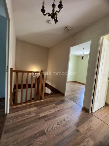 Située dans un environnement agréable et recherché, venez découvrir cette maison familiale offrant de beaux volumes et une distribution fonctionnelle, idéale pour accueillir une famille.
Au rez-de-chaussée, vous trouverez une entrée avec placard, une cuisine entièrement aménagée et équipée, un séjour lumineux ouvrant directement sur le jardin, parfait pour profiter des beaux jours. Un WC indépendant ainsi qu'un garage carrelé complètent ce niveau.
À l'extérieur, vous profiterez d'un agréable jardin clos avec cabanon de rangement.
À l'étage, un palier dessert 4 chambres, dont 3 avec placards intégrés et une bénéficiant d'un balcon. 
Vous disposerez également d'une salle d'eau avec douche ainsi que d'un second WC indépendant.
La maison bénéficie d'un emplacement pratique à proximité des écoles, commerces et services du quotidien. 
Plusieurs établissements scolaires sont facilement accessibles, de la maternelle au lycée.
Côté transports, Étampes dispose de nombreuses lignes de bus desservant la commune ainsi que la gare d'Étampes permettant de rejoindre Paris via le RER C.
Double vitrage
Taxe foncière d'environ 1890 euros
Contactez-moi dès aujourd'hui pour organiser une visite.