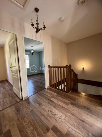 Située dans un environnement agréable et recherché, venez découvrir cette maison familiale offrant de beaux volumes et une distribution fonctionnelle, idéale pour accueillir une famille.
Au rez-de-chaussée, vous trouverez une entrée avec placard, une cuisine entièrement aménagée et équipée, un séjour lumineux ouvrant directement sur le jardin, parfait pour profiter des beaux jours. Un WC indépendant ainsi qu'un garage carrelé complètent ce niveau.
À l'extérieur, vous profiterez d'un agréable jardin clos avec cabanon de rangement.
À l'étage, un palier dessert 4 chambres, dont 3 avec placards intégrés et une bénéficiant d'un balcon. 
Vous disposerez également d'une salle d'eau avec douche ainsi que d'un second WC indépendant.
La maison bénéficie d'un emplacement pratique à proximité des écoles, commerces et services du quotidien. 
Plusieurs établissements scolaires sont facilement accessibles, de la maternelle au lycée.
Côté transports, Étampes dispose de nombreuses lignes de bus desservant la commune ainsi que la gare d'Étampes permettant de rejoindre Paris via le RER C.
Double vitrage
Taxe foncière d'environ 1890 euros
Contactez-moi dès aujourd'hui pour organiser une visite.