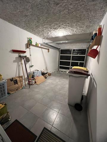 Située dans un environnement agréable et recherché, venez découvrir cette maison familiale offrant de beaux volumes et une distribution fonctionnelle, idéale pour accueillir une famille.
Au rez-de-chaussée, vous trouverez une entrée avec placard, une cuisine entièrement aménagée et équipée, un séjour lumineux ouvrant directement sur le jardin, parfait pour profiter des beaux jours. Un WC indépendant ainsi qu'un garage carrelé complètent ce niveau.
À l'extérieur, vous profiterez d'un agréable jardin clos avec cabanon de rangement.
À l'étage, un palier dessert 4 chambres, dont 3 avec placards intégrés et une bénéficiant d'un balcon. 
Vous disposerez également d'une salle d'eau avec douche ainsi que d'un second WC indépendant.
La maison bénéficie d'un emplacement pratique à proximité des écoles, commerces et services du quotidien. 
Plusieurs établissements scolaires sont facilement accessibles, de la maternelle au lycée.
Côté transports, Étampes dispose de nombreuses lignes de bus desservant la commune ainsi que la gare d'Étampes permettant de rejoindre Paris via le RER C.
Double vitrage
Taxe foncière d'environ 1890 euros
Contactez-moi dès aujourd'hui pour organiser une visite.