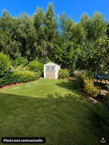 Située dans un environnement agréable et recherché, venez découvrir cette maison familiale offrant de beaux volumes et une distribution fonctionnelle, idéale pour accueillir une famille.
Au rez-de-chaussée, vous trouverez une entrée avec placard, une cuisine entièrement aménagée et équipée, un séjour lumineux ouvrant directement sur le jardin, parfait pour profiter des beaux jours. Un WC indépendant ainsi qu'un garage carrelé complètent ce niveau.
À l'extérieur, vous profiterez d'un agréable jardin clos avec cabanon de rangement.
À l'étage, un palier dessert 4 chambres, dont 3 avec placards intégrés et une bénéficiant d'un balcon. 
Vous disposerez également d'une salle d'eau avec douche ainsi que d'un second WC indépendant.
La maison bénéficie d'un emplacement pratique à proximité des écoles, commerces et services du quotidien. 
Plusieurs établissements scolaires sont facilement accessibles, de la maternelle au lycée.
Côté transports, Étampes dispose de nombreuses lignes de bus desservant la commune ainsi que la gare d'Étampes permettant de rejoindre Paris via le RER C.
Double vitrage
Taxe foncière d'environ 1890 euros
Contactez-moi dès aujourd'hui pour organiser une visite.