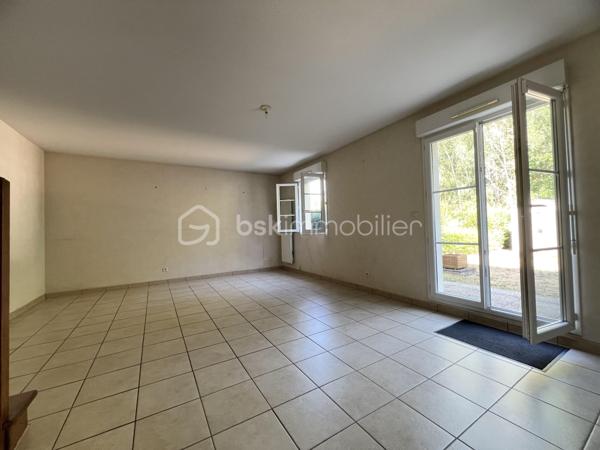 Située dans un environnement agréable et recherché, venez découvrir cette maison familiale offrant de beaux volumes et une distribution fonctionnelle, idéale pour accueillir une famille.
Au rez-de-chaussée, vous trouverez une entrée avec placard, une cuisine entièrement aménagée et équipée, un séjour lumineux ouvrant directement sur le jardin, parfait pour profiter des beaux jours. Un WC indépendant ainsi qu'un garage carrelé complètent ce niveau.
À l'extérieur, vous profiterez d'un agréable jardin clos avec cabanon de rangement.
À l'étage, un palier dessert 4 chambres, dont 3 avec placards intégrés et une bénéficiant d'un balcon. 
Vous disposerez également d'une salle d'eau avec douche ainsi que d'un second WC indépendant.
La maison bénéficie d'un emplacement pratique à proximité des écoles, commerces et services du quotidien. 
Plusieurs établissements scolaires sont facilement accessibles, de la maternelle au lycée.
Côté transports, Étampes dispose de nombreuses lignes de bus desservant la commune ainsi que la gare d'Étampes permettant de rejoindre Paris via le RER C.
Double vitrage
Taxe foncière d'environ 1890 euros
Contactez-moi dès aujourd'hui pour organiser une visite.