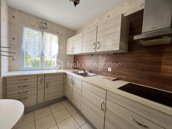 Située dans un environnement agréable et recherché, venez découvrir cette maison familiale offrant de beaux volumes et une distribution fonctionnelle, idéale pour accueillir une famille.
Au rez-de-chaussée, vous trouverez une entrée avec placard, une cuisine entièrement aménagée et équipée, un séjour lumineux ouvrant directement sur le jardin, parfait pour profiter des beaux jours. Un WC indépendant ainsi qu'un garage carrelé complètent ce niveau.
À l'extérieur, vous profiterez d'un agréable jardin clos avec cabanon de rangement.
À l'étage, un palier dessert 4 chambres, dont 3 avec placards intégrés et une bénéficiant d'un balcon. 
Vous disposerez également d'une salle d'eau avec douche ainsi que d'un second WC indépendant.
La maison bénéficie d'un emplacement pratique à proximité des écoles, commerces et services du quotidien. 
Plusieurs établissements scolaires sont facilement accessibles, de la maternelle au lycée.
Côté transports, Étampes dispose de nombreuses lignes de bus desservant la commune ainsi que la gare d'Étampes permettant de rejoindre Paris via le RER C.
Double vitrage
Taxe foncière d'environ 1890 euros
Contactez-moi dès aujourd'hui pour organiser une visite.