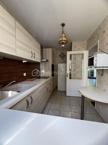 Située dans un environnement agréable et recherché, venez découvrir cette maison familiale offrant de beaux volumes et une distribution fonctionnelle, idéale pour accueillir une famille.
Au rez-de-chaussée, vous trouverez une entrée avec placard, une cuisine entièrement aménagée et équipée, un séjour lumineux ouvrant directement sur le jardin, parfait pour profiter des beaux jours. Un WC indépendant ainsi qu'un garage carrelé complètent ce niveau.
À l'extérieur, vous profiterez d'un agréable jardin clos avec cabanon de rangement.
À l'étage, un palier dessert 4 chambres, dont 3 avec placards intégrés et une bénéficiant d'un balcon. 
Vous disposerez également d'une salle d'eau avec douche ainsi que d'un second WC indépendant.
La maison bénéficie d'un emplacement pratique à proximité des écoles, commerces et services du quotidien. 
Plusieurs établissements scolaires sont facilement accessibles, de la maternelle au lycée.
Côté transports, Étampes dispose de nombreuses lignes de bus desservant la commune ainsi que la gare d'Étampes permettant de rejoindre Paris via le RER C.
Double vitrage
Taxe foncière d'environ 1890 euros
Contactez-moi dès aujourd'hui pour organiser une visite.