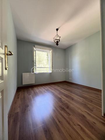 Située dans un environnement agréable et recherché, venez découvrir cette maison familiale offrant de beaux volumes et une distribution fonctionnelle, idéale pour accueillir une famille.
Au rez-de-chaussée, vous trouverez une entrée avec placard, une cuisine entièrement aménagée et équipée, un séjour lumineux ouvrant directement sur le jardin, parfait pour profiter des beaux jours. Un WC indépendant ainsi qu'un garage carrelé complètent ce niveau.
À l'extérieur, vous profiterez d'un agréable jardin clos avec cabanon de rangement.
À l'étage, un palier dessert 4 chambres, dont 3 avec placards intégrés et une bénéficiant d'un balcon. 
Vous disposerez également d'une salle d'eau avec douche ainsi que d'un second WC indépendant.
La maison bénéficie d'un emplacement pratique à proximité des écoles, commerces et services du quotidien. 
Plusieurs établissements scolaires sont facilement accessibles, de la maternelle au lycée.
Côté transports, Étampes dispose de nombreuses lignes de bus desservant la commune ainsi que la gare d'Étampes permettant de rejoindre Paris via le RER C.
Double vitrage
Taxe foncière d'environ 1890 euros
Contactez-moi dès aujourd'hui pour organiser une visite.