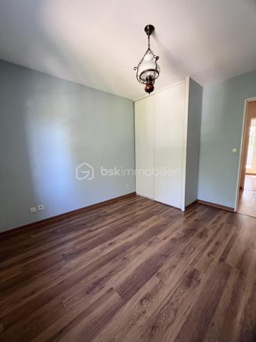 Située dans un environnement agréable et recherché, venez découvrir cette maison familiale offrant de beaux volumes et une distribution fonctionnelle, idéale pour accueillir une famille.
Au rez-de-chaussée, vous trouverez une entrée avec placard, une cuisine entièrement aménagée et équipée, un séjour lumineux ouvrant directement sur le jardin, parfait pour profiter des beaux jours. Un WC indépendant ainsi qu'un garage carrelé complètent ce niveau.
À l'extérieur, vous profiterez d'un agréable jardin clos avec cabanon de rangement.
À l'étage, un palier dessert 4 chambres, dont 3 avec placards intégrés et une bénéficiant d'un balcon. 
Vous disposerez également d'une salle d'eau avec douche ainsi que d'un second WC indépendant.
La maison bénéficie d'un emplacement pratique à proximité des écoles, commerces et services du quotidien. 
Plusieurs établissements scolaires sont facilement accessibles, de la maternelle au lycée.
Côté transports, Étampes dispose de nombreuses lignes de bus desservant la commune ainsi que la gare d'Étampes permettant de rejoindre Paris via le RER C.
Double vitrage
Taxe foncière d'environ 1890 euros
Contactez-moi dès aujourd'hui pour organiser une visite.