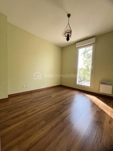 Située dans un environnement agréable et recherché, venez découvrir cette maison familiale offrant de beaux volumes et une distribution fonctionnelle, idéale pour accueillir une famille.
Au rez-de-chaussée, vous trouverez une entrée avec placard, une cuisine entièrement aménagée et équipée, un séjour lumineux ouvrant directement sur le jardin, parfait pour profiter des beaux jours. Un WC indépendant ainsi qu'un garage carrelé complètent ce niveau.
À l'extérieur, vous profiterez d'un agréable jardin clos avec cabanon de rangement.
À l'étage, un palier dessert 4 chambres, dont 3 avec placards intégrés et une bénéficiant d'un balcon. 
Vous disposerez également d'une salle d'eau avec douche ainsi que d'un second WC indépendant.
La maison bénéficie d'un emplacement pratique à proximité des écoles, commerces et services du quotidien. 
Plusieurs établissements scolaires sont facilement accessibles, de la maternelle au lycée.
Côté transports, Étampes dispose de nombreuses lignes de bus desservant la commune ainsi que la gare d'Étampes permettant de rejoindre Paris via le RER C.
Double vitrage
Taxe foncière d'environ 1890 euros
Contactez-moi dès aujourd'hui pour organiser une visite.