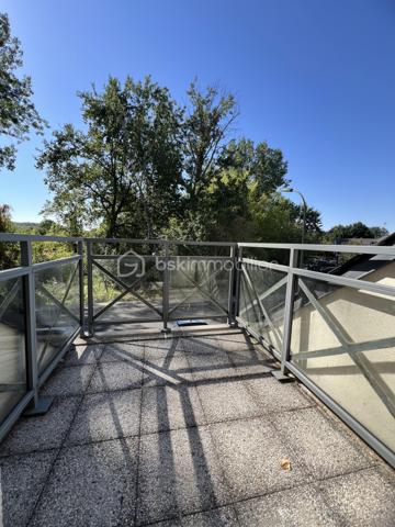 Située dans un environnement agréable et recherché, venez découvrir cette maison familiale offrant de beaux volumes et une distribution fonctionnelle, idéale pour accueillir une famille.
Au rez-de-chaussée, vous trouverez une entrée avec placard, une cuisine entièrement aménagée et équipée, un séjour lumineux ouvrant directement sur le jardin, parfait pour profiter des beaux jours. Un WC indépendant ainsi qu'un garage carrelé complètent ce niveau.
À l'extérieur, vous profiterez d'un agréable jardin clos avec cabanon de rangement.
À l'étage, un palier dessert 4 chambres, dont 3 avec placards intégrés et une bénéficiant d'un balcon. 
Vous disposerez également d'une salle d'eau avec douche ainsi que d'un second WC indépendant.
La maison bénéficie d'un emplacement pratique à proximité des écoles, commerces et services du quotidien. 
Plusieurs établissements scolaires sont facilement accessibles, de la maternelle au lycée.
Côté transports, Étampes dispose de nombreuses lignes de bus desservant la commune ainsi que la gare d'Étampes permettant de rejoindre Paris via le RER C.
Double vitrage
Taxe foncière d'environ 1890 euros
Contactez-moi dès aujourd'hui pour organiser une visite.