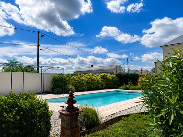 Maison en pierres 3 chambres - piscine creusée chauffée - Saint Lambert des levées