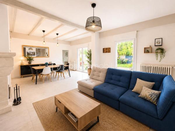 BUSSY-SAINT-GEORGES – LE CHARME DE LA BRIARDE À DEUX PAS DU CENTRE-VILLE !!

Située dans le secteur recherché du Vieux Bussy, à seulement 15 minutes à pied du centre-ville et du RER A, cette magnifique maison briarde entièrement rénovée avec goût saura vous séduire par son authenticité, ses volumes généreux et son environnement privilégié.

Développant environ 136 m² habitables (155 m² utiles), elle offre un cadre de vie chaleureux et convivial, idéal pour une famille en quête de confort et de tranquillité.

Au rez-de-chaussée, vous découvrirez une belle entrée desservant une superbe pièce de vie de près de 48 m², baignée de lumière et agrémentée d'une cheminée, parfaite pour partager de chaleureux moments en famille ou entre amis. Une cuisine indépendante entièrement aménagée et équipée complète cet espace de vie. 
Un bureau, une salle d'eau, une buanderie, des toilettes indépendantes ainsi que de nombreux rangements viennent parfaire ce niveau.

À l'étage, un dégagement dessert trois belles chambres, un dressing ainsi qu'une salle de bains offrant tout le confort nécessaire au quotidien.

À l'extérieur, vous profiterez d'un magnifique terrain clos de 380 m², exposé Ouest, sans vis-à-vis, idéal pour profiter pleinement des beaux jours en toute intimité. Un atelier ainsi qu'un abri bois complètent les prestations de cette maison pleine de charme.

Les atouts : 
✔ Secteur très recherché du Vieux Bussy
✔ À 15 minutes à pied du RER A et du centre-ville
✔ Maison briarde rénovée avec goût
✔ Pièce de vie de 48 m² avec cheminée
✔ Cuisine Schmidt 
✔ Bureau et nombreux rangements
✔ 3 chambres et dressing
✔ Terrain clos exposé Ouest 
✔ Atelier et cave
✔ Fenêtres aluminium et volets roulants électriques

Une maison coup de cœur, alliant le cachet de l'ancien et le confort moderne, à découvrir sans tarder !