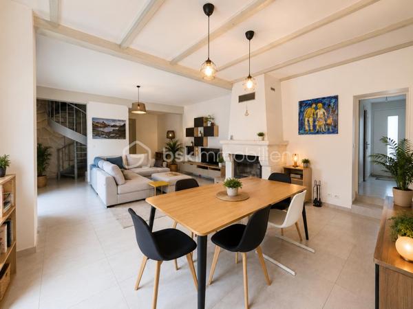 BUSSY-SAINT-GEORGES – LE CHARME DE LA BRIARDE À DEUX PAS DU CENTRE-VILLE !!

Située dans le secteur recherché du Vieux Bussy, à seulement 15 minutes à pied du centre-ville et du RER A, cette magnifique maison briarde entièrement rénovée avec goût saura vous séduire par son authenticité, ses volumes généreux et son environnement privilégié.

Développant environ 136 m² habitables (155 m² utiles), elle offre un cadre de vie chaleureux et convivial, idéal pour une famille en quête de confort et de tranquillité.

Au rez-de-chaussée, vous découvrirez une belle entrée desservant une superbe pièce de vie de près de 48 m², baignée de lumière et agrémentée d'une cheminée, parfaite pour partager de chaleureux moments en famille ou entre amis. Une cuisine indépendante entièrement aménagée et équipée complète cet espace de vie. 
Un bureau, une salle d'eau, une buanderie, des toilettes indépendantes ainsi que de nombreux rangements viennent parfaire ce niveau.

À l'étage, un dégagement dessert trois belles chambres, un dressing ainsi qu'une salle de bains offrant tout le confort nécessaire au quotidien.

À l'extérieur, vous profiterez d'un magnifique terrain clos de 380 m², exposé Ouest, sans vis-à-vis, idéal pour profiter pleinement des beaux jours en toute intimité. Un atelier ainsi qu'un abri bois complètent les prestations de cette maison pleine de charme.

Les atouts : 
✔ Secteur très recherché du Vieux Bussy
✔ À 15 minutes à pied du RER A et du centre-ville
✔ Maison briarde rénovée avec goût
✔ Pièce de vie de 48 m² avec cheminée
✔ Cuisine Schmidt 
✔ Bureau et nombreux rangements
✔ 3 chambres et dressing
✔ Terrain clos exposé Ouest 
✔ Atelier et cave
✔ Fenêtres aluminium et volets roulants électriques

Une maison coup de cœur, alliant le cachet de l'ancien et le confort moderne, à découvrir sans tarder !