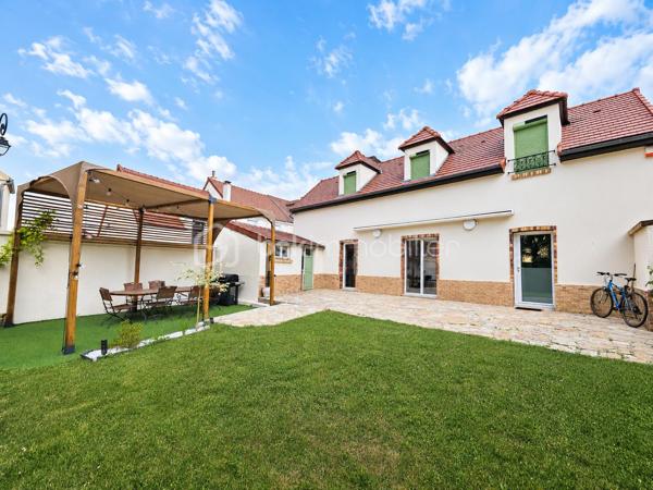 BUSSY-SAINT-GEORGES – LE CHARME DE LA BRIARDE À DEUX PAS DU CENTRE-VILLE !!

Située dans le secteur recherché du Vieux Bussy, à seulement 15 minutes à pied du centre-ville et du RER A, cette magnifique maison briarde entièrement rénovée avec goût saura vous séduire par son authenticité, ses volumes généreux et son environnement privilégié.

Développant environ 136 m² habitables (155 m² utiles), elle offre un cadre de vie chaleureux et convivial, idéal pour une famille en quête de confort et de tranquillité.

Au rez-de-chaussée, vous découvrirez une belle entrée desservant une superbe pièce de vie de près de 48 m², baignée de lumière et agrémentée d'une cheminée, parfaite pour partager de chaleureux moments en famille ou entre amis. Une cuisine indépendante entièrement aménagée et équipée complète cet espace de vie. 
Un bureau, une salle d'eau, une buanderie, des toilettes indépendantes ainsi que de nombreux rangements viennent parfaire ce niveau.

À l'étage, un dégagement dessert trois belles chambres, un dressing ainsi qu'une salle de bains offrant tout le confort nécessaire au quotidien.

À l'extérieur, vous profiterez d'un magnifique terrain clos de 380 m², exposé Ouest, sans vis-à-vis, idéal pour profiter pleinement des beaux jours en toute intimité. Un atelier ainsi qu'un abri bois complètent les prestations de cette maison pleine de charme.

Les atouts : 
✔ Secteur très recherché du Vieux Bussy
✔ À 15 minutes à pied du RER A et du centre-ville
✔ Maison briarde rénovée avec goût
✔ Pièce de vie de 48 m² avec cheminée
✔ Cuisine Schmidt 
✔ Bureau et nombreux rangements
✔ 3 chambres et dressing
✔ Terrain clos exposé Ouest 
✔ Atelier et cave
✔ Fenêtres aluminium et volets roulants électriques

Une maison coup de cœur, alliant le cachet de l'ancien et le confort moderne, à découvrir sans tarder !
