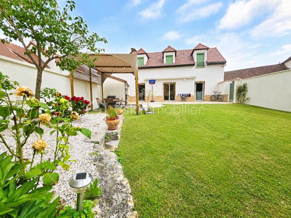 BUSSY-SAINT-GEORGES – LE CHARME DE LA BRIARDE À DEUX PAS DU CENTRE-VILLE !!

Située dans le secteur recherché du Vieux Bussy, à seulement 15 minutes à pied du centre-ville et du RER A, cette magnifique maison briarde entièrement rénovée avec goût saura vous séduire par son authenticité, ses volumes généreux et son environnement privilégié.

Développant environ 136 m² habitables (155 m² utiles), elle offre un cadre de vie chaleureux et convivial, idéal pour une famille en quête de confort et de tranquillité.

Au rez-de-chaussée, vous découvrirez une belle entrée desservant une superbe pièce de vie de près de 48 m², baignée de lumière et agrémentée d'une cheminée, parfaite pour partager de chaleureux moments en famille ou entre amis. Une cuisine indépendante entièrement aménagée et équipée complète cet espace de vie. 
Un bureau, une salle d'eau, une buanderie, des toilettes indépendantes ainsi que de nombreux rangements viennent parfaire ce niveau.

À l'étage, un dégagement dessert trois belles chambres, un dressing ainsi qu'une salle de bains offrant tout le confort nécessaire au quotidien.

À l'extérieur, vous profiterez d'un magnifique terrain clos de 380 m², exposé Ouest, sans vis-à-vis, idéal pour profiter pleinement des beaux jours en toute intimité. Un atelier ainsi qu'un abri bois complètent les prestations de cette maison pleine de charme.

Les atouts : 
✔ Secteur très recherché du Vieux Bussy
✔ À 15 minutes à pied du RER A et du centre-ville
✔ Maison briarde rénovée avec goût
✔ Pièce de vie de 48 m² avec cheminée
✔ Cuisine Schmidt 
✔ Bureau et nombreux rangements
✔ 3 chambres et dressing
✔ Terrain clos exposé Ouest 
✔ Atelier et cave
✔ Fenêtres aluminium et volets roulants électriques

Une maison coup de cœur, alliant le cachet de l'ancien et le confort moderne, à découvrir sans tarder !