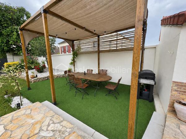BUSSY-SAINT-GEORGES – LE CHARME DE LA BRIARDE À DEUX PAS DU CENTRE-VILLE !!

Située dans le secteur recherché du Vieux Bussy, à seulement 15 minutes à pied du centre-ville et du RER A, cette magnifique maison briarde entièrement rénovée avec goût saura vous séduire par son authenticité, ses volumes généreux et son environnement privilégié.

Développant environ 136 m² habitables (155 m² utiles), elle offre un cadre de vie chaleureux et convivial, idéal pour une famille en quête de confort et de tranquillité.

Au rez-de-chaussée, vous découvrirez une belle entrée desservant une superbe pièce de vie de près de 48 m², baignée de lumière et agrémentée d'une cheminée, parfaite pour partager de chaleureux moments en famille ou entre amis. Une cuisine indépendante entièrement aménagée et équipée complète cet espace de vie. 
Un bureau, une salle d'eau, une buanderie, des toilettes indépendantes ainsi que de nombreux rangements viennent parfaire ce niveau.

À l'étage, un dégagement dessert trois belles chambres, un dressing ainsi qu'une salle de bains offrant tout le confort nécessaire au quotidien.

À l'extérieur, vous profiterez d'un magnifique terrain clos de 380 m², exposé Ouest, sans vis-à-vis, idéal pour profiter pleinement des beaux jours en toute intimité. Un atelier ainsi qu'un abri bois complètent les prestations de cette maison pleine de charme.

Les atouts : 
✔ Secteur très recherché du Vieux Bussy
✔ À 15 minutes à pied du RER A et du centre-ville
✔ Maison briarde rénovée avec goût
✔ Pièce de vie de 48 m² avec cheminée
✔ Cuisine Schmidt 
✔ Bureau et nombreux rangements
✔ 3 chambres et dressing
✔ Terrain clos exposé Ouest 
✔ Atelier et cave
✔ Fenêtres aluminium et volets roulants électriques

Une maison coup de cœur, alliant le cachet de l'ancien et le confort moderne, à découvrir sans tarder !