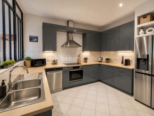 BUSSY-SAINT-GEORGES – LE CHARME DE LA BRIARDE À DEUX PAS DU CENTRE-VILLE !!

Située dans le secteur recherché du Vieux Bussy, à seulement 15 minutes à pied du centre-ville et du RER A, cette magnifique maison briarde entièrement rénovée avec goût saura vous séduire par son authenticité, ses volumes généreux et son environnement privilégié.

Développant environ 136 m² habitables (155 m² utiles), elle offre un cadre de vie chaleureux et convivial, idéal pour une famille en quête de confort et de tranquillité.

Au rez-de-chaussée, vous découvrirez une belle entrée desservant une superbe pièce de vie de près de 48 m², baignée de lumière et agrémentée d'une cheminée, parfaite pour partager de chaleureux moments en famille ou entre amis. Une cuisine indépendante entièrement aménagée et équipée complète cet espace de vie. 
Un bureau, une salle d'eau, une buanderie, des toilettes indépendantes ainsi que de nombreux rangements viennent parfaire ce niveau.

À l'étage, un dégagement dessert trois belles chambres, un dressing ainsi qu'une salle de bains offrant tout le confort nécessaire au quotidien.

À l'extérieur, vous profiterez d'un magnifique terrain clos de 380 m², exposé Ouest, sans vis-à-vis, idéal pour profiter pleinement des beaux jours en toute intimité. Un atelier ainsi qu'un abri bois complètent les prestations de cette maison pleine de charme.

Les atouts : 
✔ Secteur très recherché du Vieux Bussy
✔ À 15 minutes à pied du RER A et du centre-ville
✔ Maison briarde rénovée avec goût
✔ Pièce de vie de 48 m² avec cheminée
✔ Cuisine Schmidt 
✔ Bureau et nombreux rangements
✔ 3 chambres et dressing
✔ Terrain clos exposé Ouest 
✔ Atelier et cave
✔ Fenêtres aluminium et volets roulants électriques

Une maison coup de cœur, alliant le cachet de l'ancien et le confort moderne, à découvrir sans tarder !