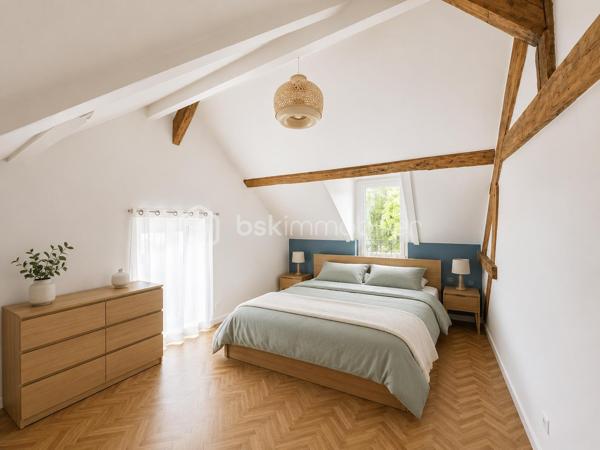 BUSSY-SAINT-GEORGES – LE CHARME DE LA BRIARDE À DEUX PAS DU CENTRE-VILLE !!

Située dans le secteur recherché du Vieux Bussy, à seulement 15 minutes à pied du centre-ville et du RER A, cette magnifique maison briarde entièrement rénovée avec goût saura vous séduire par son authenticité, ses volumes généreux et son environnement privilégié.

Développant environ 136 m² habitables (155 m² utiles), elle offre un cadre de vie chaleureux et convivial, idéal pour une famille en quête de confort et de tranquillité.

Au rez-de-chaussée, vous découvrirez une belle entrée desservant une superbe pièce de vie de près de 48 m², baignée de lumière et agrémentée d'une cheminée, parfaite pour partager de chaleureux moments en famille ou entre amis. Une cuisine indépendante entièrement aménagée et équipée complète cet espace de vie. 
Un bureau, une salle d'eau, une buanderie, des toilettes indépendantes ainsi que de nombreux rangements viennent parfaire ce niveau.

À l'étage, un dégagement dessert trois belles chambres, un dressing ainsi qu'une salle de bains offrant tout le confort nécessaire au quotidien.

À l'extérieur, vous profiterez d'un magnifique terrain clos de 380 m², exposé Ouest, sans vis-à-vis, idéal pour profiter pleinement des beaux jours en toute intimité. Un atelier ainsi qu'un abri bois complètent les prestations de cette maison pleine de charme.

Les atouts : 
✔ Secteur très recherché du Vieux Bussy
✔ À 15 minutes à pied du RER A et du centre-ville
✔ Maison briarde rénovée avec goût
✔ Pièce de vie de 48 m² avec cheminée
✔ Cuisine Schmidt 
✔ Bureau et nombreux rangements
✔ 3 chambres et dressing
✔ Terrain clos exposé Ouest 
✔ Atelier et cave
✔ Fenêtres aluminium et volets roulants électriques

Une maison coup de cœur, alliant le cachet de l'ancien et le confort moderne, à découvrir sans tarder !