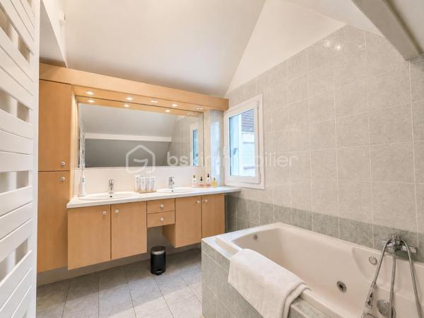 BUSSY-SAINT-GEORGES – LE CHARME DE LA BRIARDE À DEUX PAS DU CENTRE-VILLE !!

Située dans le secteur recherché du Vieux Bussy, à seulement 15 minutes à pied du centre-ville et du RER A, cette magnifique maison briarde entièrement rénovée avec goût saura vous séduire par son authenticité, ses volumes généreux et son environnement privilégié.

Développant environ 136 m² habitables (155 m² utiles), elle offre un cadre de vie chaleureux et convivial, idéal pour une famille en quête de confort et de tranquillité.

Au rez-de-chaussée, vous découvrirez une belle entrée desservant une superbe pièce de vie de près de 48 m², baignée de lumière et agrémentée d'une cheminée, parfaite pour partager de chaleureux moments en famille ou entre amis. Une cuisine indépendante entièrement aménagée et équipée complète cet espace de vie. 
Un bureau, une salle d'eau, une buanderie, des toilettes indépendantes ainsi que de nombreux rangements viennent parfaire ce niveau.

À l'étage, un dégagement dessert trois belles chambres, un dressing ainsi qu'une salle de bains offrant tout le confort nécessaire au quotidien.

À l'extérieur, vous profiterez d'un magnifique terrain clos de 380 m², exposé Ouest, sans vis-à-vis, idéal pour profiter pleinement des beaux jours en toute intimité. Un atelier ainsi qu'un abri bois complètent les prestations de cette maison pleine de charme.

Les atouts : 
✔ Secteur très recherché du Vieux Bussy
✔ À 15 minutes à pied du RER A et du centre-ville
✔ Maison briarde rénovée avec goût
✔ Pièce de vie de 48 m² avec cheminée
✔ Cuisine Schmidt 
✔ Bureau et nombreux rangements
✔ 3 chambres et dressing
✔ Terrain clos exposé Ouest 
✔ Atelier et cave
✔ Fenêtres aluminium et volets roulants électriques

Une maison coup de cœur, alliant le cachet de l'ancien et le confort moderne, à découvrir sans tarder !