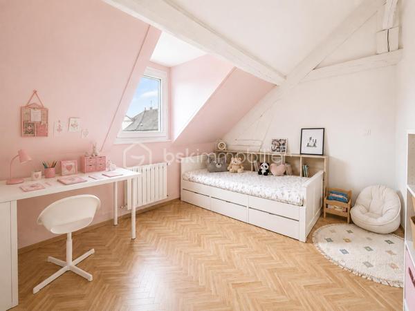 BUSSY-SAINT-GEORGES – LE CHARME DE LA BRIARDE À DEUX PAS DU CENTRE-VILLE !!

Située dans le secteur recherché du Vieux Bussy, à seulement 15 minutes à pied du centre-ville et du RER A, cette magnifique maison briarde entièrement rénovée avec goût saura vous séduire par son authenticité, ses volumes généreux et son environnement privilégié.

Développant environ 136 m² habitables (155 m² utiles), elle offre un cadre de vie chaleureux et convivial, idéal pour une famille en quête de confort et de tranquillité.

Au rez-de-chaussée, vous découvrirez une belle entrée desservant une superbe pièce de vie de près de 48 m², baignée de lumière et agrémentée d'une cheminée, parfaite pour partager de chaleureux moments en famille ou entre amis. Une cuisine indépendante entièrement aménagée et équipée complète cet espace de vie. 
Un bureau, une salle d'eau, une buanderie, des toilettes indépendantes ainsi que de nombreux rangements viennent parfaire ce niveau.

À l'étage, un dégagement dessert trois belles chambres, un dressing ainsi qu'une salle de bains offrant tout le confort nécessaire au quotidien.

À l'extérieur, vous profiterez d'un magnifique terrain clos de 380 m², exposé Ouest, sans vis-à-vis, idéal pour profiter pleinement des beaux jours en toute intimité. Un atelier ainsi qu'un abri bois complètent les prestations de cette maison pleine de charme.

Les atouts : 
✔ Secteur très recherché du Vieux Bussy
✔ À 15 minutes à pied du RER A et du centre-ville
✔ Maison briarde rénovée avec goût
✔ Pièce de vie de 48 m² avec cheminée
✔ Cuisine Schmidt 
✔ Bureau et nombreux rangements
✔ 3 chambres et dressing
✔ Terrain clos exposé Ouest 
✔ Atelier et cave
✔ Fenêtres aluminium et volets roulants électriques

Une maison coup de cœur, alliant le cachet de l'ancien et le confort moderne, à découvrir sans tarder !
