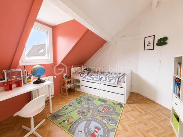 BUSSY-SAINT-GEORGES – LE CHARME DE LA BRIARDE À DEUX PAS DU CENTRE-VILLE !!

Située dans le secteur recherché du Vieux Bussy, à seulement 15 minutes à pied du centre-ville et du RER A, cette magnifique maison briarde entièrement rénovée avec goût saura vous séduire par son authenticité, ses volumes généreux et son environnement privilégié.

Développant environ 136 m² habitables (155 m² utiles), elle offre un cadre de vie chaleureux et convivial, idéal pour une famille en quête de confort et de tranquillité.

Au rez-de-chaussée, vous découvrirez une belle entrée desservant une superbe pièce de vie de près de 48 m², baignée de lumière et agrémentée d'une cheminée, parfaite pour partager de chaleureux moments en famille ou entre amis. Une cuisine indépendante entièrement aménagée et équipée complète cet espace de vie. 
Un bureau, une salle d'eau, une buanderie, des toilettes indépendantes ainsi que de nombreux rangements viennent parfaire ce niveau.

À l'étage, un dégagement dessert trois belles chambres, un dressing ainsi qu'une salle de bains offrant tout le confort nécessaire au quotidien.

À l'extérieur, vous profiterez d'un magnifique terrain clos de 380 m², exposé Ouest, sans vis-à-vis, idéal pour profiter pleinement des beaux jours en toute intimité. Un atelier ainsi qu'un abri bois complètent les prestations de cette maison pleine de charme.

Les atouts : 
✔ Secteur très recherché du Vieux Bussy
✔ À 15 minutes à pied du RER A et du centre-ville
✔ Maison briarde rénovée avec goût
✔ Pièce de vie de 48 m² avec cheminée
✔ Cuisine Schmidt 
✔ Bureau et nombreux rangements
✔ 3 chambres et dressing
✔ Terrain clos exposé Ouest 
✔ Atelier et cave
✔ Fenêtres aluminium et volets roulants électriques

Une maison coup de cœur, alliant le cachet de l'ancien et le confort moderne, à découvrir sans tarder !