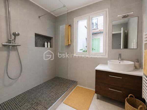 BUSSY-SAINT-GEORGES – LE CHARME DE LA BRIARDE À DEUX PAS DU CENTRE-VILLE !!

Située dans le secteur recherché du Vieux Bussy, à seulement 15 minutes à pied du centre-ville et du RER A, cette magnifique maison briarde entièrement rénovée avec goût saura vous séduire par son authenticité, ses volumes généreux et son environnement privilégié.

Développant environ 136 m² habitables (155 m² utiles), elle offre un cadre de vie chaleureux et convivial, idéal pour une famille en quête de confort et de tranquillité.

Au rez-de-chaussée, vous découvrirez une belle entrée desservant une superbe pièce de vie de près de 48 m², baignée de lumière et agrémentée d'une cheminée, parfaite pour partager de chaleureux moments en famille ou entre amis. Une cuisine indépendante entièrement aménagée et équipée complète cet espace de vie. 
Un bureau, une salle d'eau, une buanderie, des toilettes indépendantes ainsi que de nombreux rangements viennent parfaire ce niveau.

À l'étage, un dégagement dessert trois belles chambres, un dressing ainsi qu'une salle de bains offrant tout le confort nécessaire au quotidien.

À l'extérieur, vous profiterez d'un magnifique terrain clos de 380 m², exposé Ouest, sans vis-à-vis, idéal pour profiter pleinement des beaux jours en toute intimité. Un atelier ainsi qu'un abri bois complètent les prestations de cette maison pleine de charme.

Les atouts : 
✔ Secteur très recherché du Vieux Bussy
✔ À 15 minutes à pied du RER A et du centre-ville
✔ Maison briarde rénovée avec goût
✔ Pièce de vie de 48 m² avec cheminée
✔ Cuisine Schmidt 
✔ Bureau et nombreux rangements
✔ 3 chambres et dressing
✔ Terrain clos exposé Ouest 
✔ Atelier et cave
✔ Fenêtres aluminium et volets roulants électriques

Une maison coup de cœur, alliant le cachet de l'ancien et le confort moderne, à découvrir sans tarder !