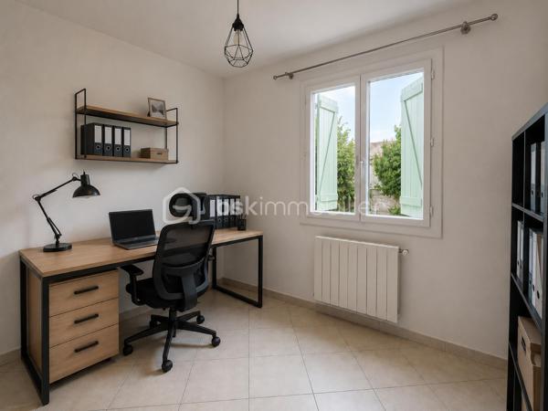 BUSSY-SAINT-GEORGES – LE CHARME DE LA BRIARDE À DEUX PAS DU CENTRE-VILLE !!

Située dans le secteur recherché du Vieux Bussy, à seulement 15 minutes à pied du centre-ville et du RER A, cette magnifique maison briarde entièrement rénovée avec goût saura vous séduire par son authenticité, ses volumes généreux et son environnement privilégié.

Développant environ 136 m² habitables (155 m² utiles), elle offre un cadre de vie chaleureux et convivial, idéal pour une famille en quête de confort et de tranquillité.

Au rez-de-chaussée, vous découvrirez une belle entrée desservant une superbe pièce de vie de près de 48 m², baignée de lumière et agrémentée d'une cheminée, parfaite pour partager de chaleureux moments en famille ou entre amis. Une cuisine indépendante entièrement aménagée et équipée complète cet espace de vie. 
Un bureau, une salle d'eau, une buanderie, des toilettes indépendantes ainsi que de nombreux rangements viennent parfaire ce niveau.

À l'étage, un dégagement dessert trois belles chambres, un dressing ainsi qu'une salle de bains offrant tout le confort nécessaire au quotidien.

À l'extérieur, vous profiterez d'un magnifique terrain clos de 380 m², exposé Ouest, sans vis-à-vis, idéal pour profiter pleinement des beaux jours en toute intimité. Un atelier ainsi qu'un abri bois complètent les prestations de cette maison pleine de charme.

Les atouts : 
✔ Secteur très recherché du Vieux Bussy
✔ À 15 minutes à pied du RER A et du centre-ville
✔ Maison briarde rénovée avec goût
✔ Pièce de vie de 48 m² avec cheminée
✔ Cuisine Schmidt 
✔ Bureau et nombreux rangements
✔ 3 chambres et dressing
✔ Terrain clos exposé Ouest 
✔ Atelier et cave
✔ Fenêtres aluminium et volets roulants électriques

Une maison coup de cœur, alliant le cachet de l'ancien et le confort moderne, à découvrir sans tarder !