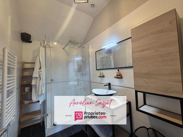 Maison en briques et silex